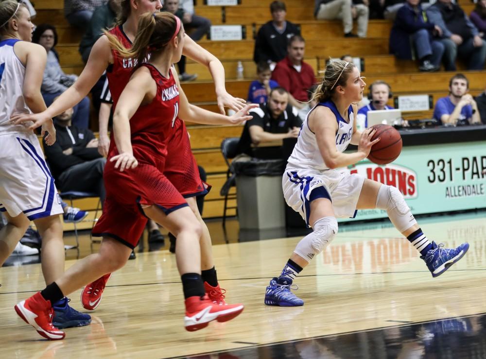 GVL/Kevin Sielaff - Taylor Lutz (10), off balance, passes the ball off during the game inside the Fieldhouse Arena as Grand Valley squares off against SVSU on Saturday, Jan. 21, 2017. The Lakers took the victory with a final score of 63-57.