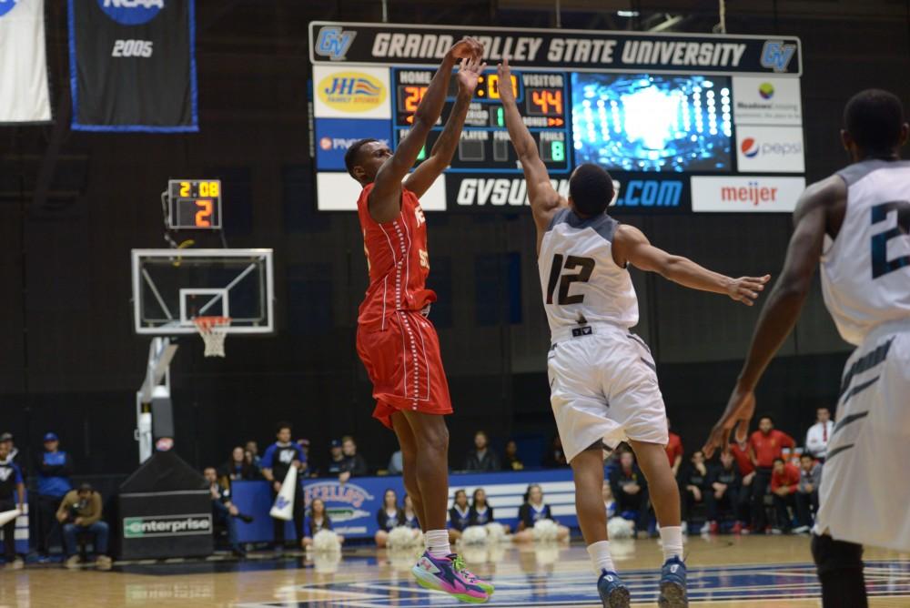 GVL / Luke Holmes - Drake Baar (21) takes it up from underneath the basket. GVSU Men’s Basketball defeated Michigan Tech in the Fieldhouse Arena on Thursday, Feb. 16, 2017.