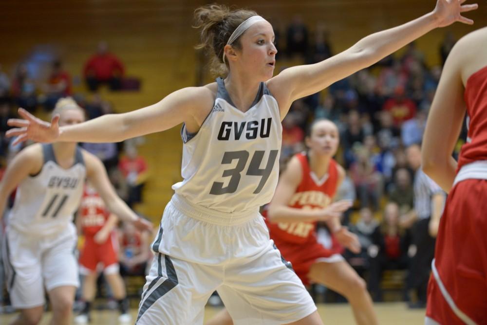 GVL / Luke Holmes - Taylor Lutz (10) moves the ball down the court. GVSU Women’s Basketball defeated Michigan Tech in the Fieldhouse Arena on Thursday, Feb. 16, 2017.