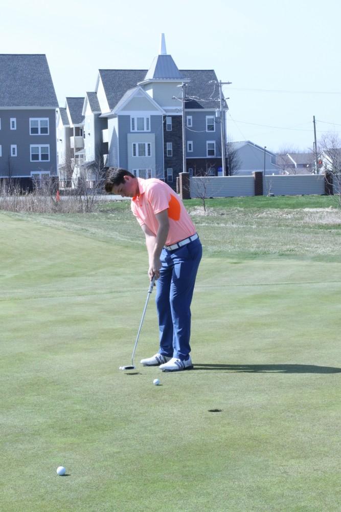 GVL / Kasey Garvelink - Domenic Mancinelli works on his putting at practice on Mar. 29, 2016 in Allendale. 