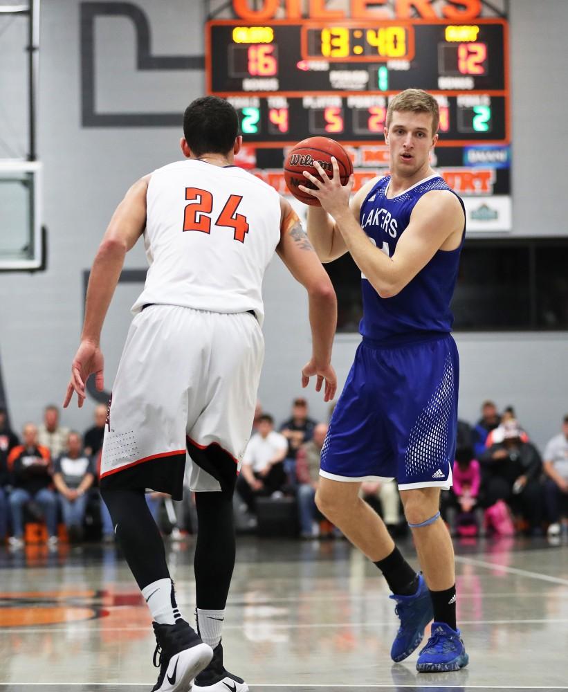 GVL/Kevin Sielaff - Drake Baar (21) picks up his dribble and looks to pass during the game versus Findlay at the University of Findlay on Tuesday, Feb. 28, 2017.