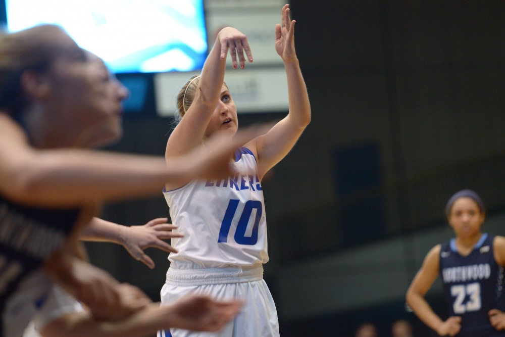 GVL / Luke Holmes - Taylor Lutz (10) shoots from the line. GVSU Women’s Basketball defeated Northwood in the Fieldhouse Arena on Tuesday, Feb. 28, 2016.