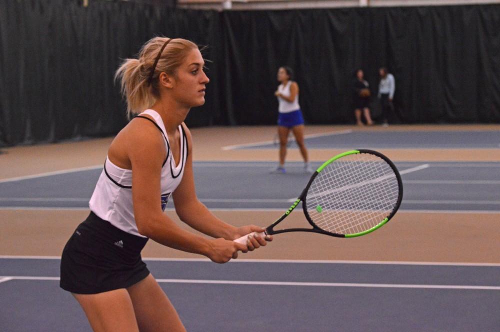 GVL/Hannah Zajac-- Abby Perkins ready to play strong defense during their match on 7 Oct 2017. 