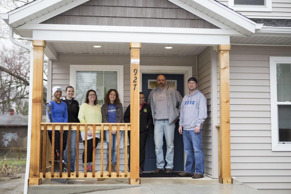 GVL / Sara Carte - Grand Valley students and alumni volunteer for Kent County Habitat for Humanity in Grand Rapids on Thursday, Mar. 24, 2016.