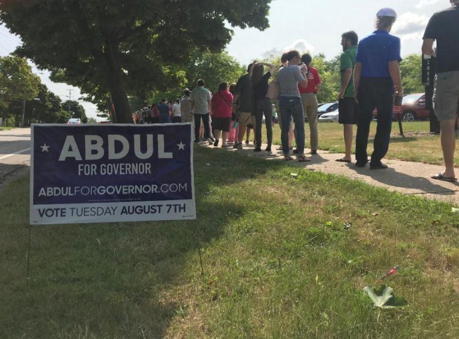 Local residents line up for Abdul El-Sayed rally in Grand Rapids.  GVL / McKenna Peariso