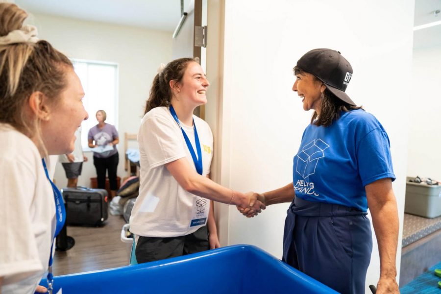President Mantella meets students during move-in. The Helping Hands program gave GVSU faculty and staff an opportunity to help students settle in. COURTESY | AMANDA PITTS