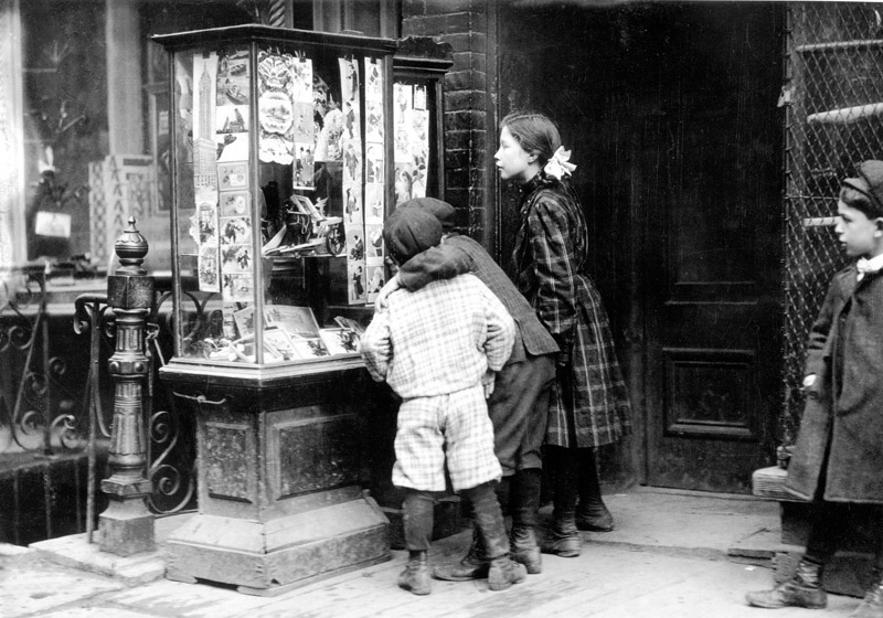 Children looking at Christmas cards in New York ,1910 (Courtesy / New York Times)
